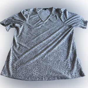 Adrianna Papell White and Black Polka Dot V-Neck Short Sleeve Tee